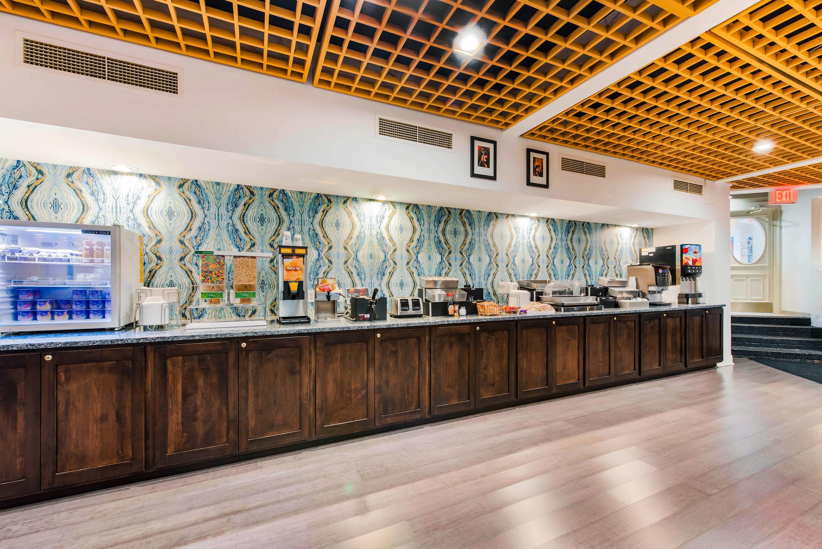 Breakfast area | The Blu Hotel Blue Ash Cincinnati, Ascend Hotel Collection