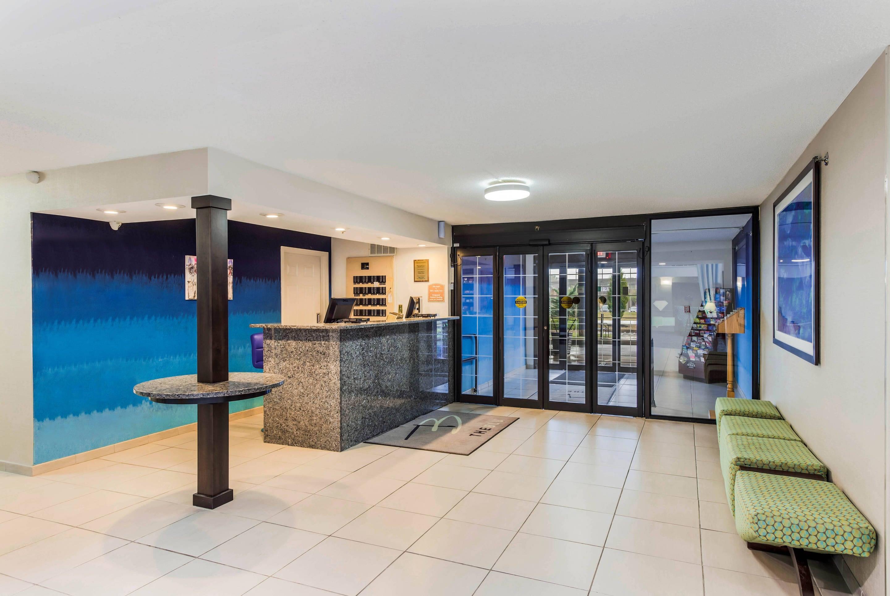 Front desk | The Blu Hotel Blue Ash Cincinnati, Ascend Hotel Collection