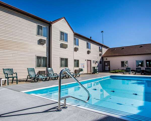 Pool - Quality Inn Sidney