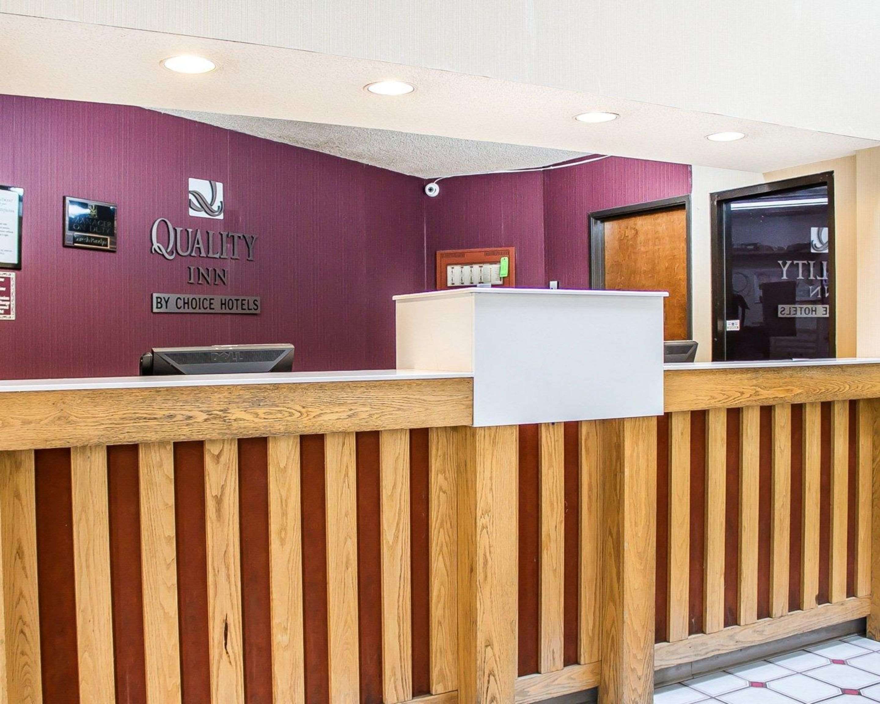 Front desk | Quality Inn Elyria