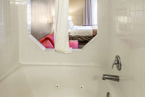 Suite - Quality Inn & Suites Seville - I-71, Exit 209