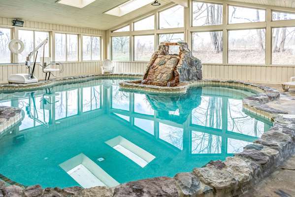 Pool - Quality Inn & Suites Seville - I-71, Exit 209