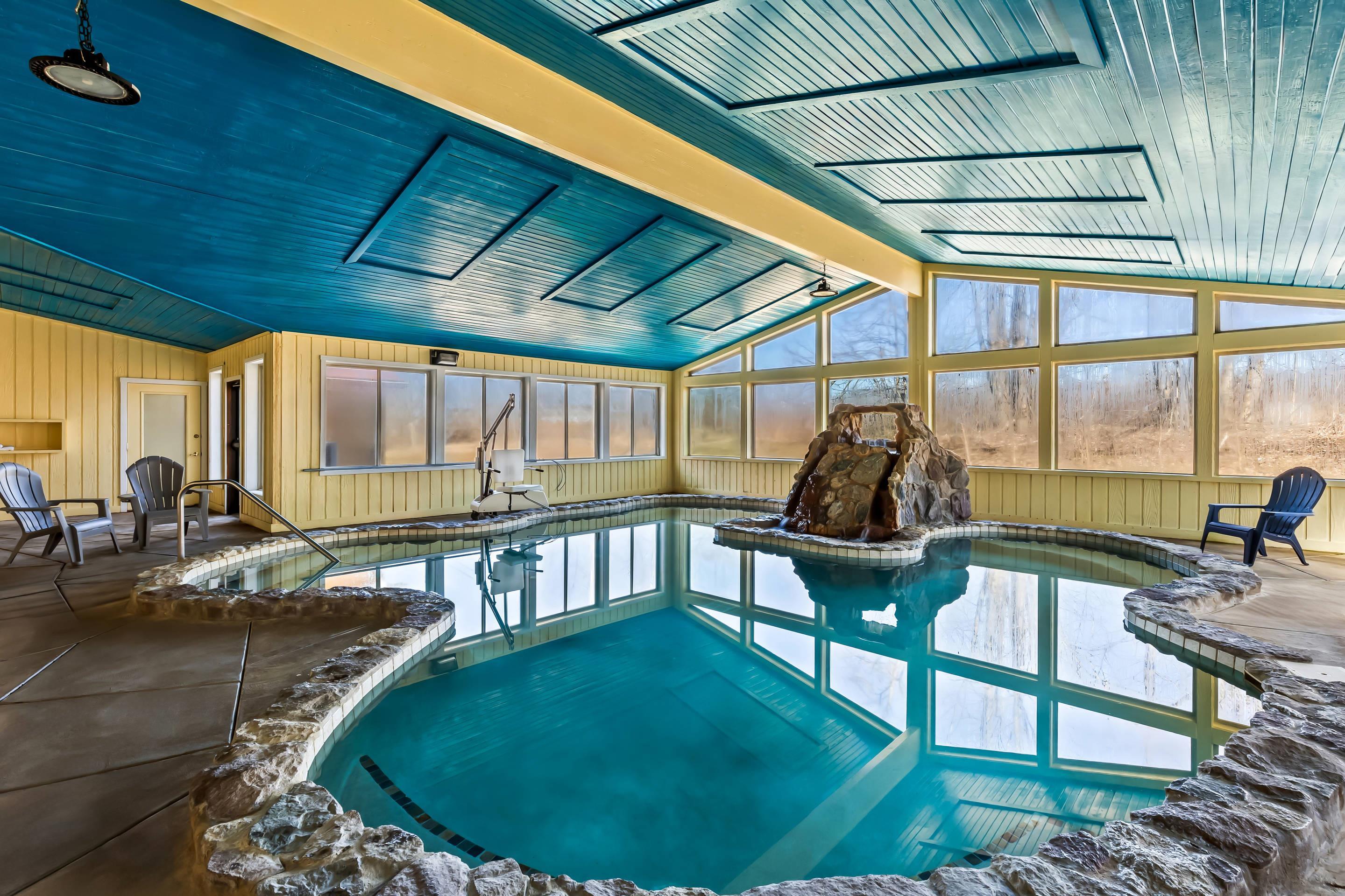 Indoor pool | Quality Inn & Suites