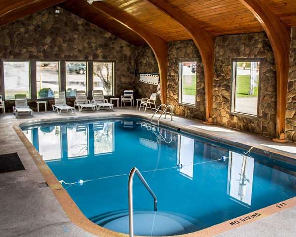 Pool - Econo Lodge Wooster