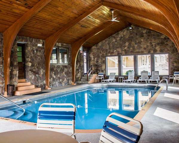 Pool - Econo Lodge Wooster