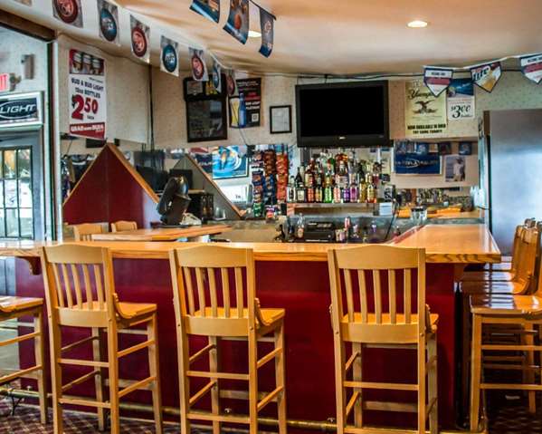 Bar - Econo Lodge Wooster