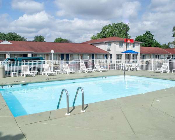 Pool - Econo Lodge Cedar Point South Sandusky