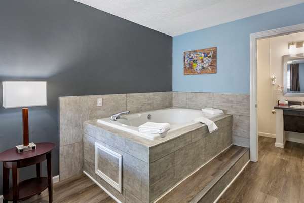  - Econo Lodge Cedar Point South Sandusky