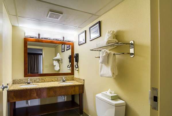  - Comfort Inn Downtown Cleveland - I-90, Exit 172A & 173A