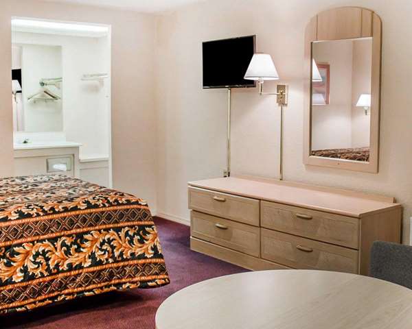  - Rodeway Inn Findlay - I-75, Exit 159