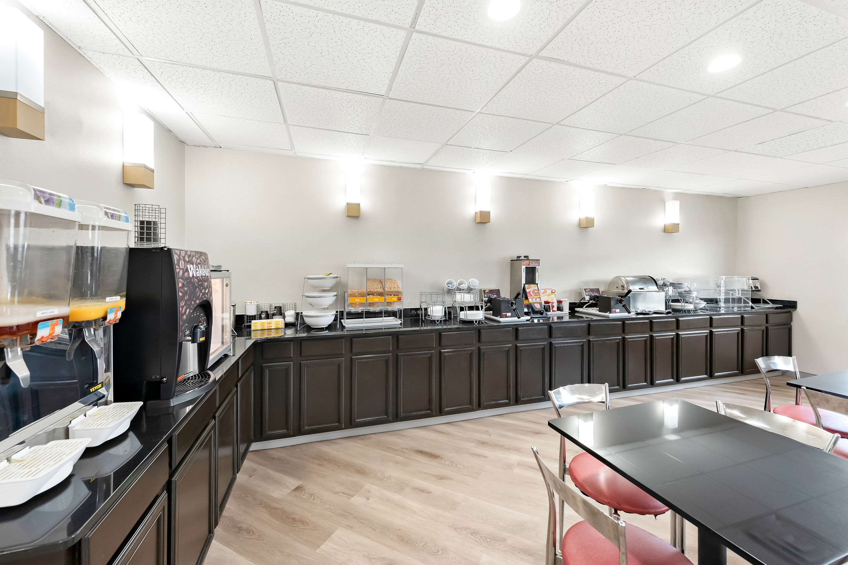 Breakfast area | Comfort Suites Columbus