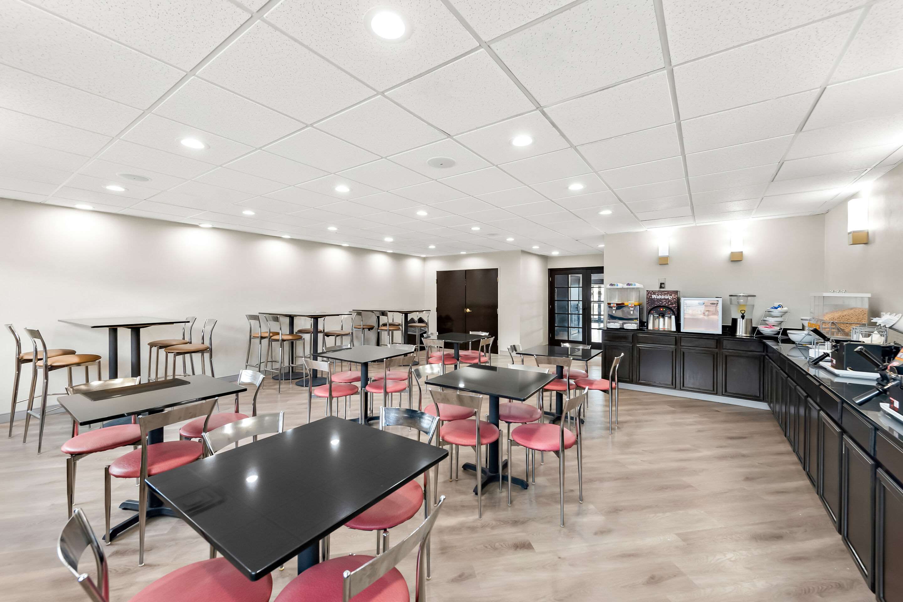 Breakfast area | Comfort Suites Columbus