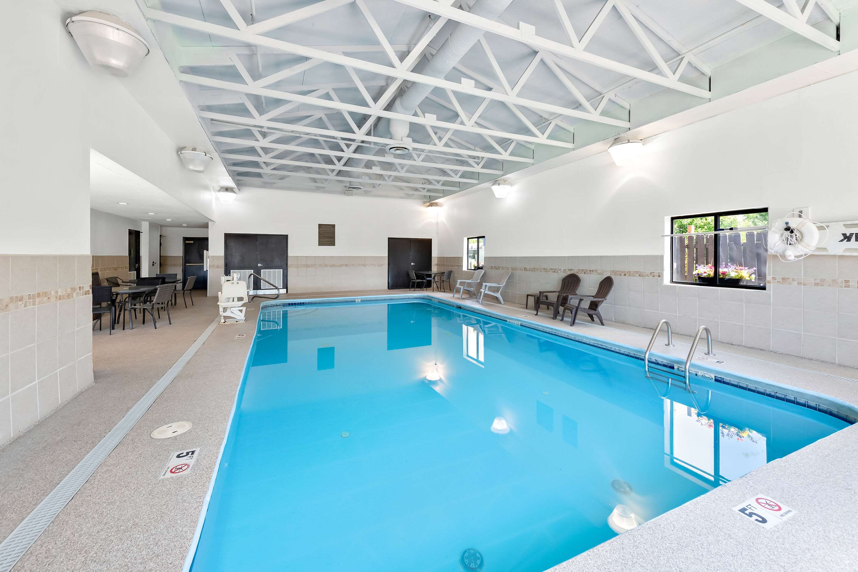 Indoor pool | Comfort Suites Columbus