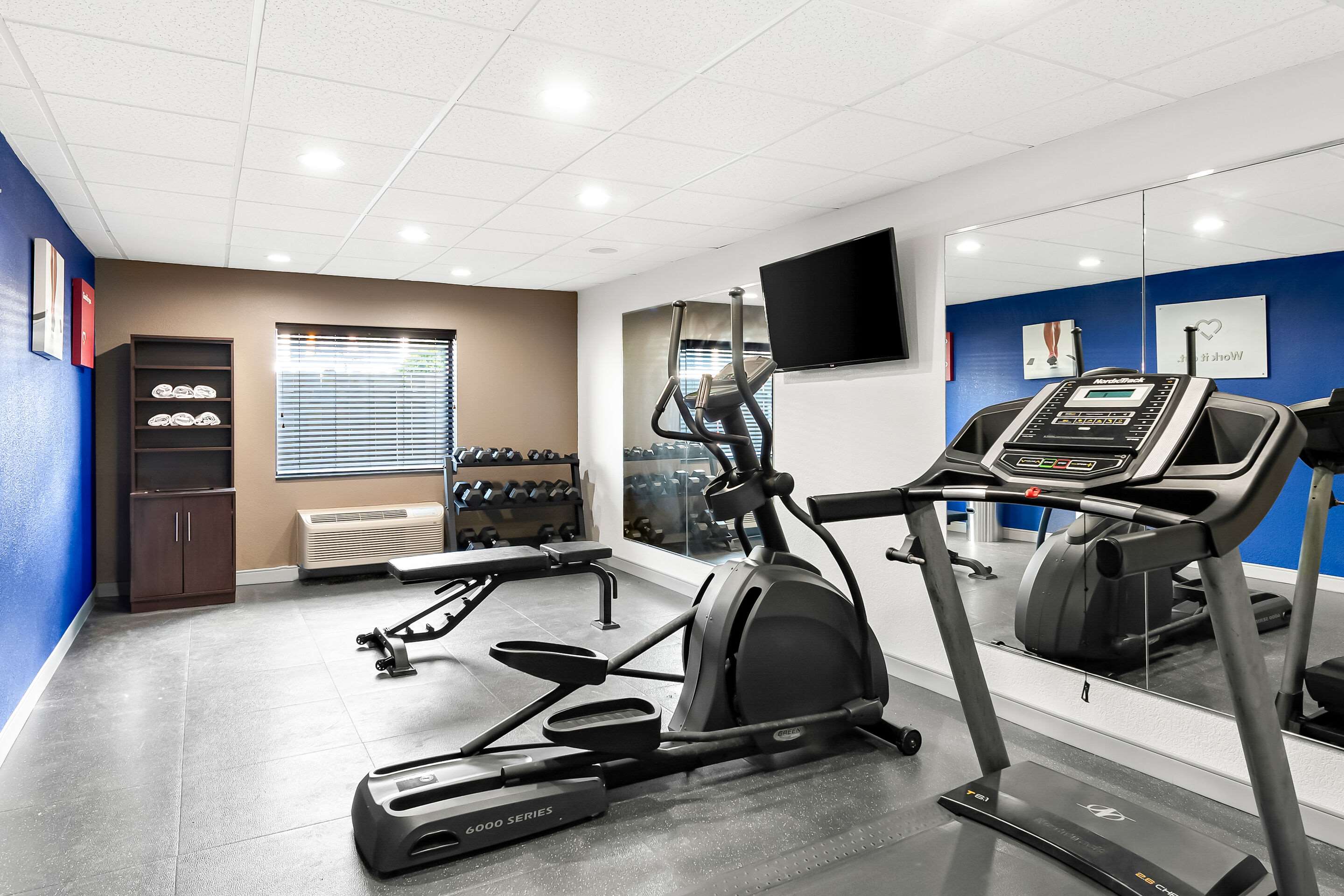 Fitness center | Comfort Suites Columbus