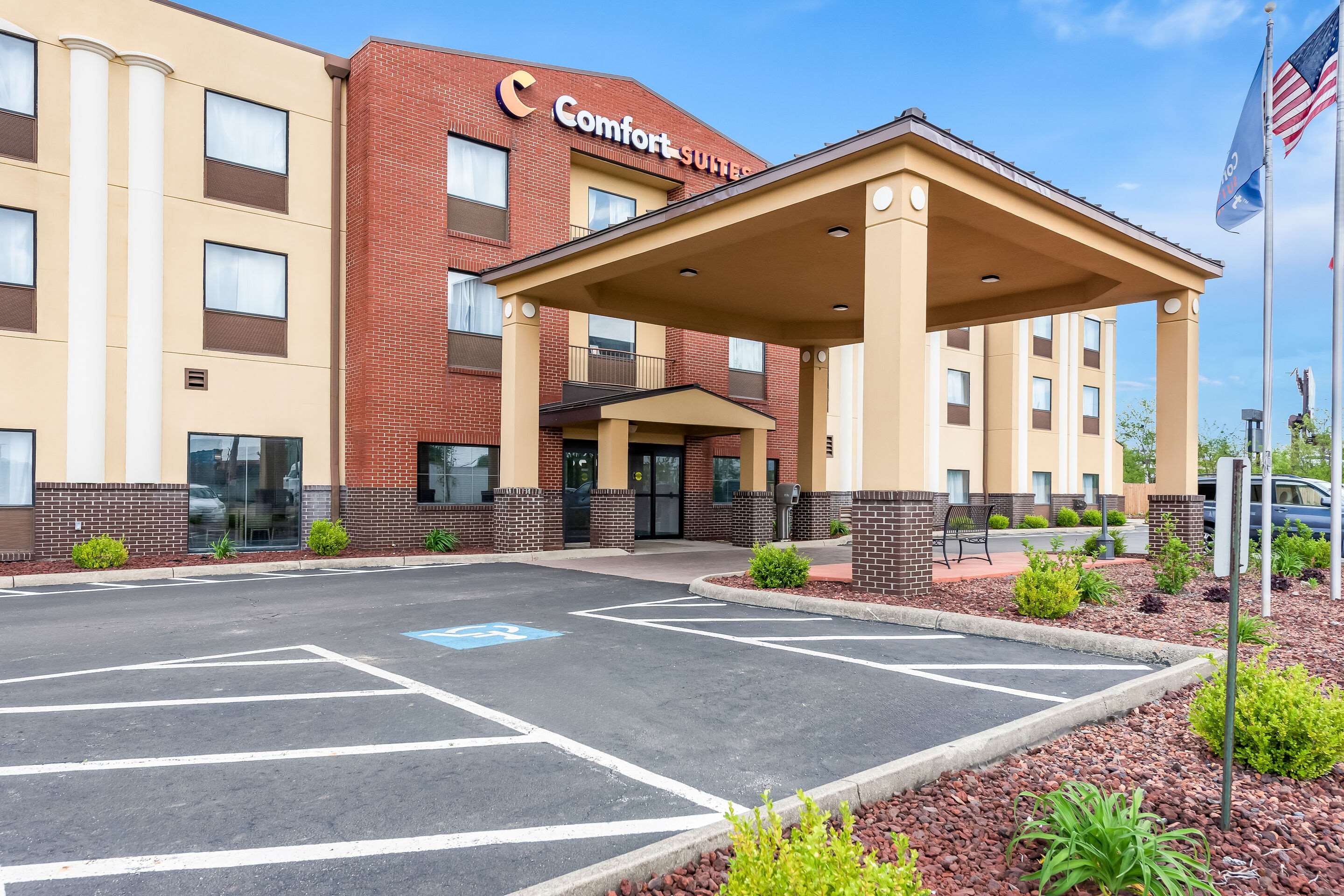 Hotel exterior | Comfort Suites Columbus