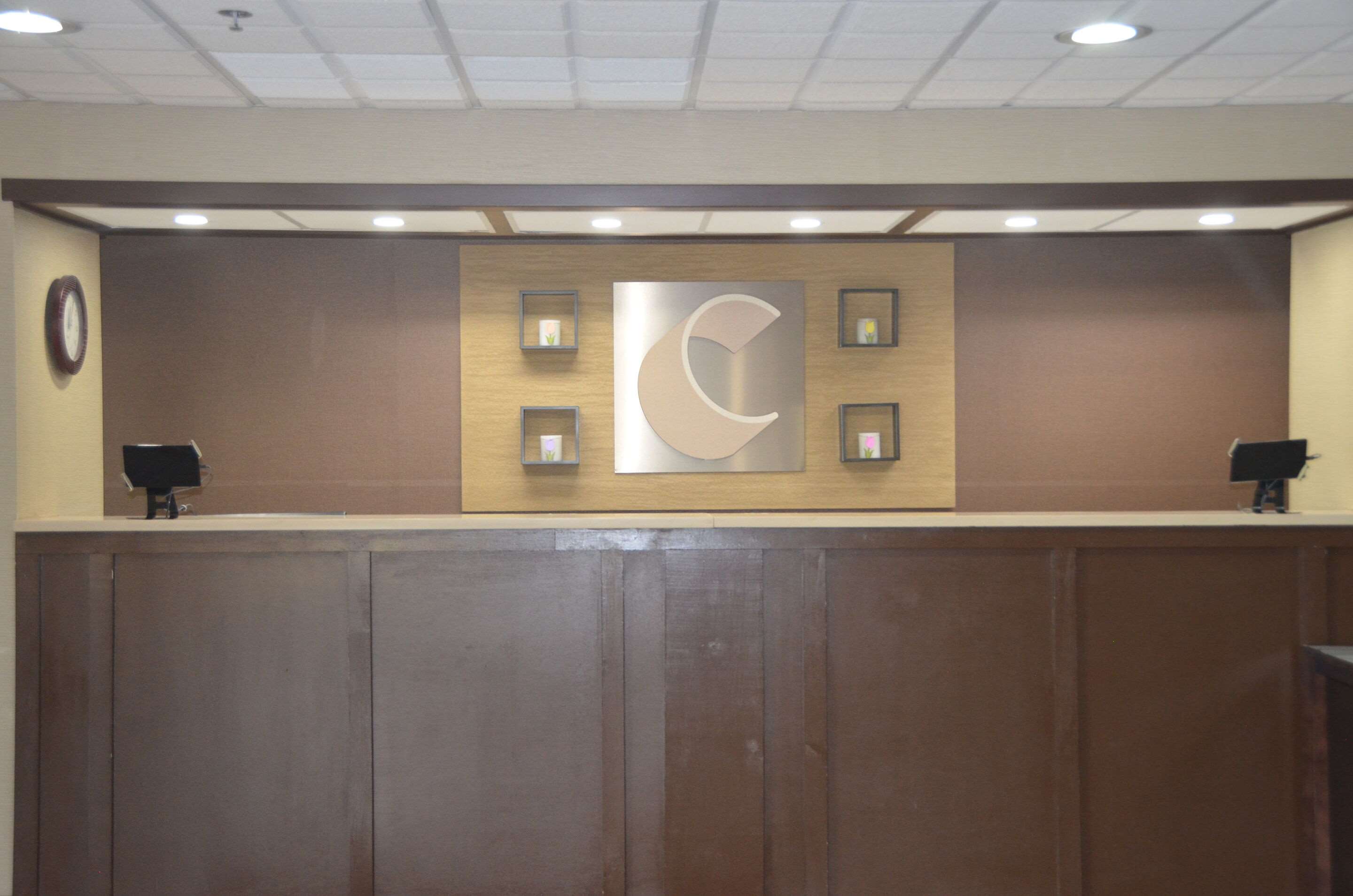 Front desk | Comfort Inn & Suites Maumee - Toledo (I80-90)