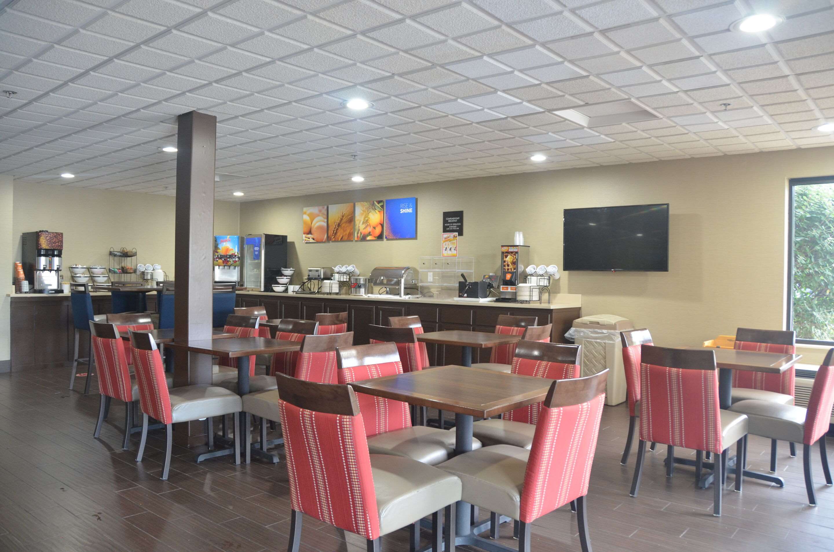 Enjoy breakfast in this seating area | Comfort Inn & Suites Maumee - Toledo (I80-90)