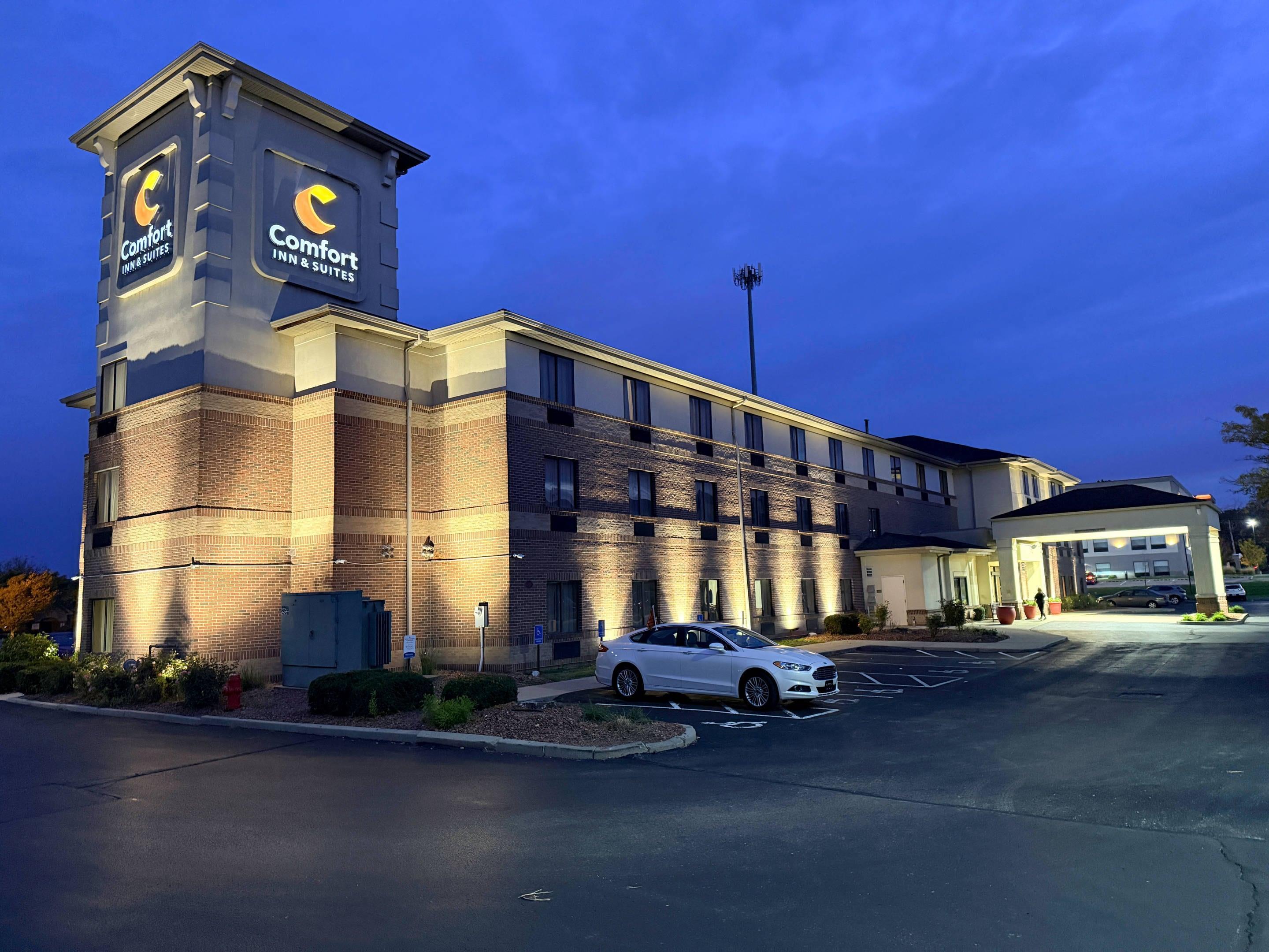 Hotel exterior | Comfort Inn & Suites West Chester - North Cincinnati
