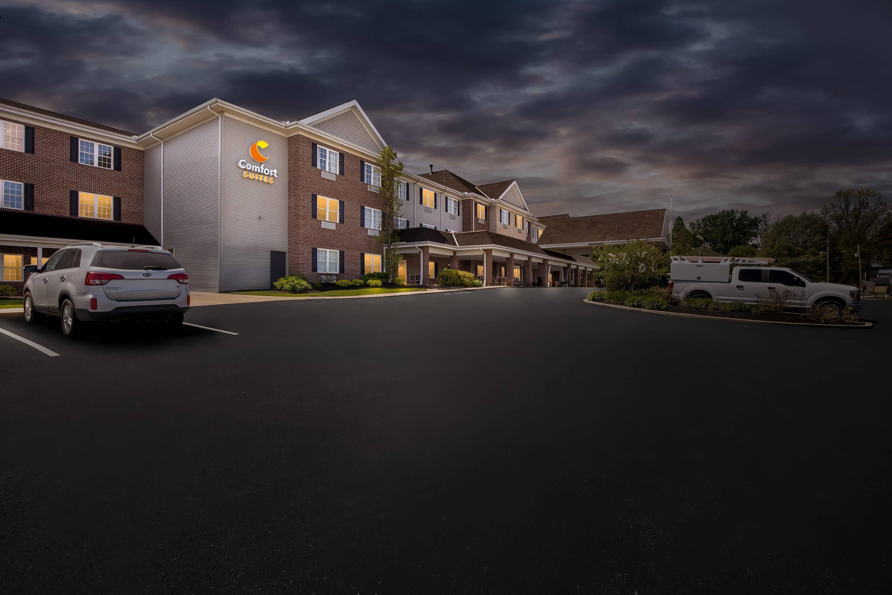 Hotel at Night | Comfort Suites Hotel and Conference Center