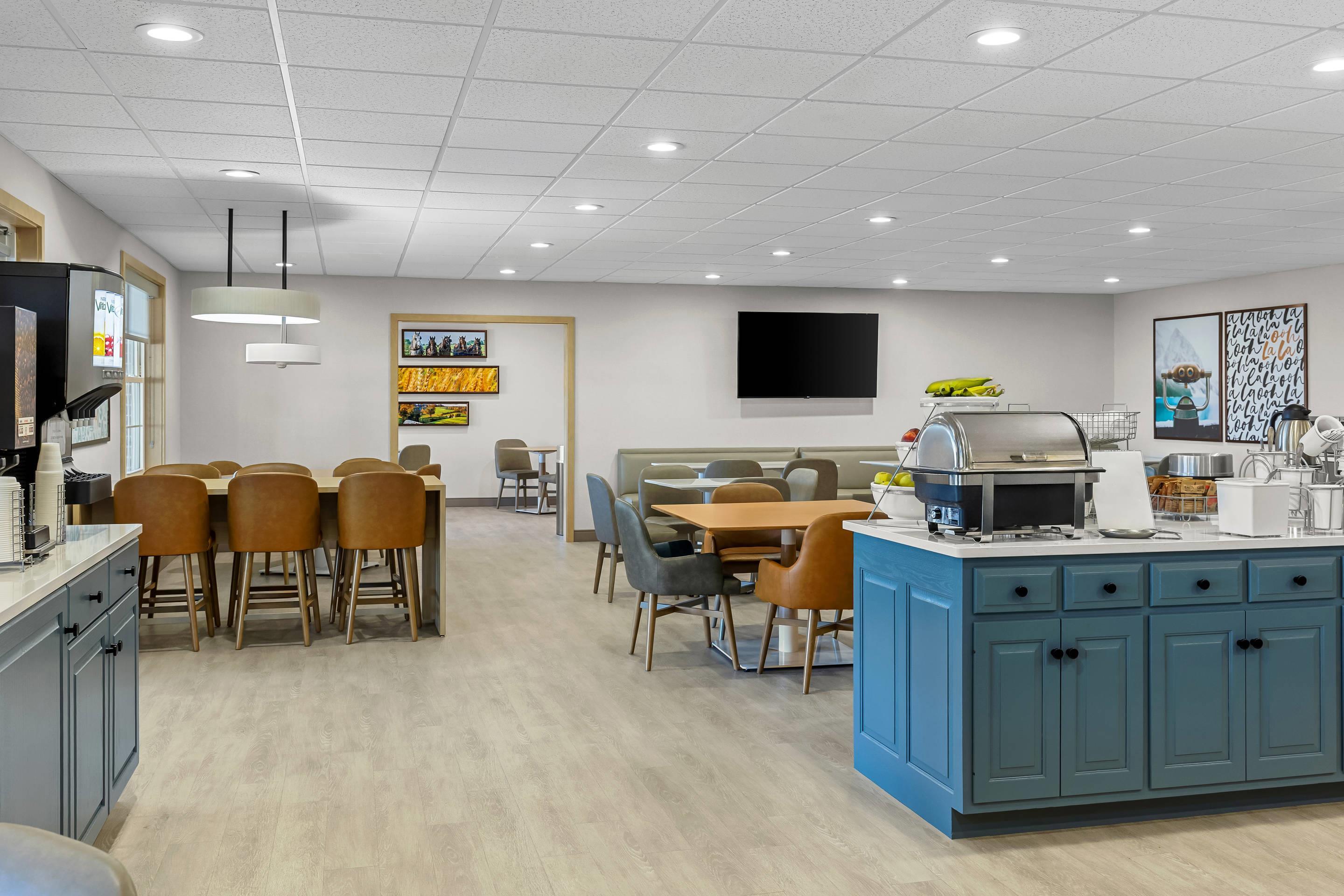 Breakfast area | Comfort Suites Hotel and Conference Center