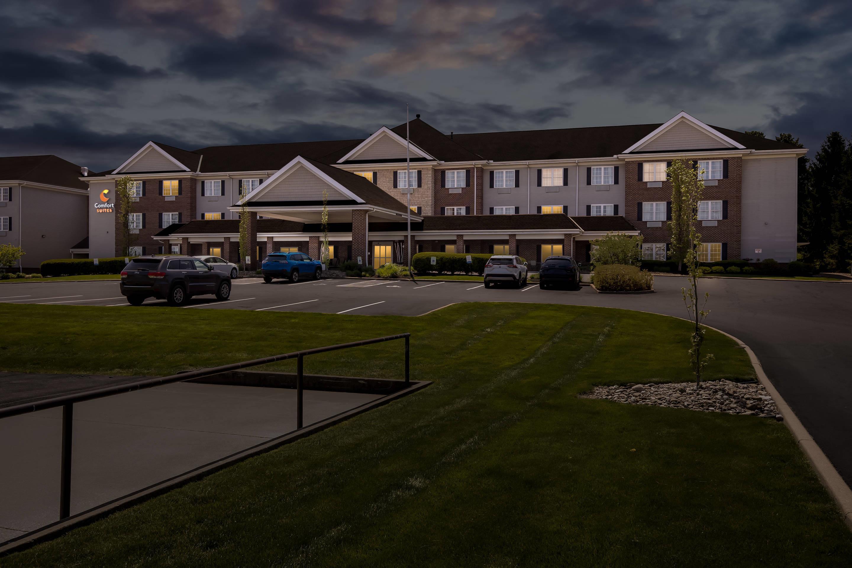 Hotel at Night | Comfort Suites Hotel and Conference Center