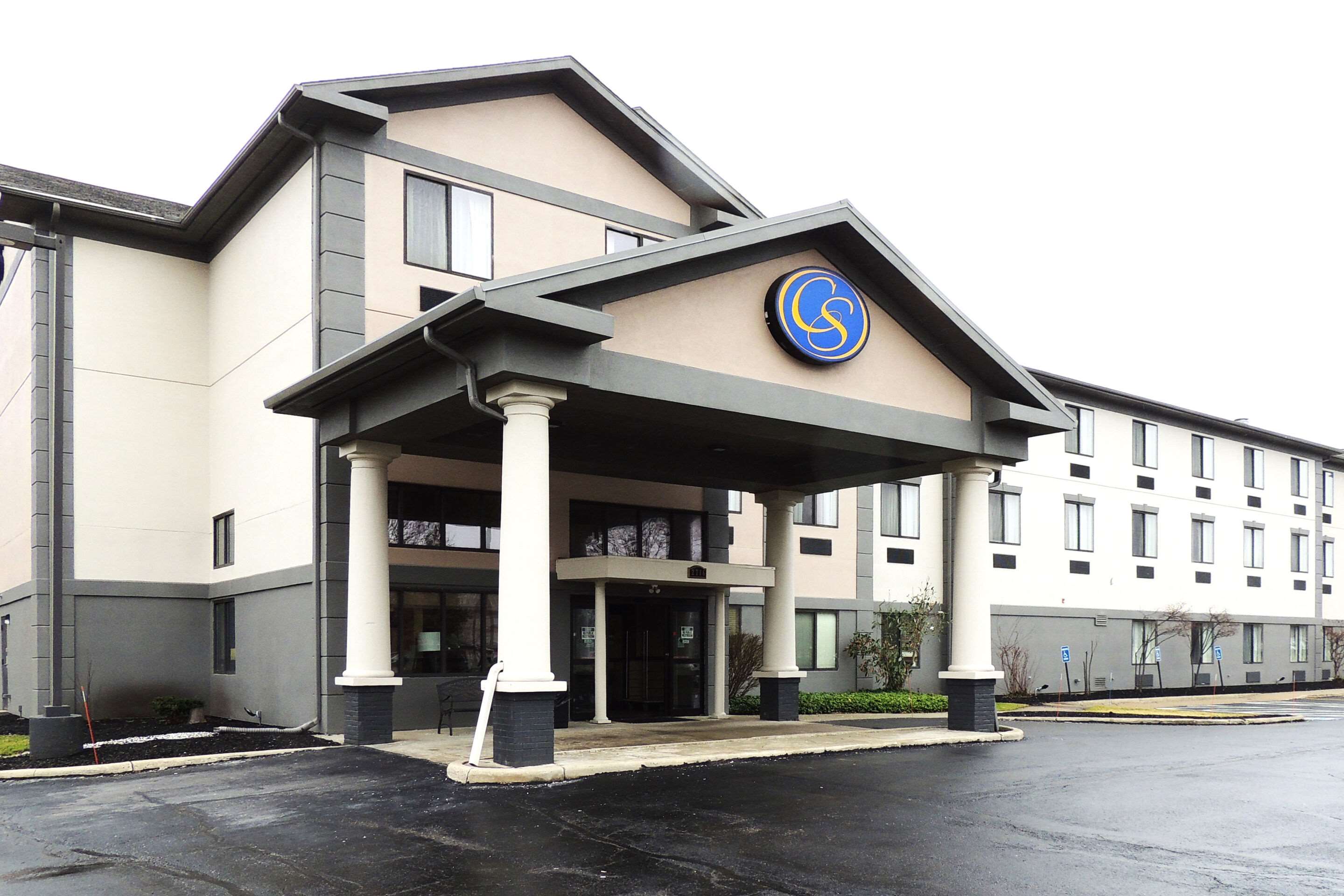 Hotel entrance | Comfort Suites Twinsburg