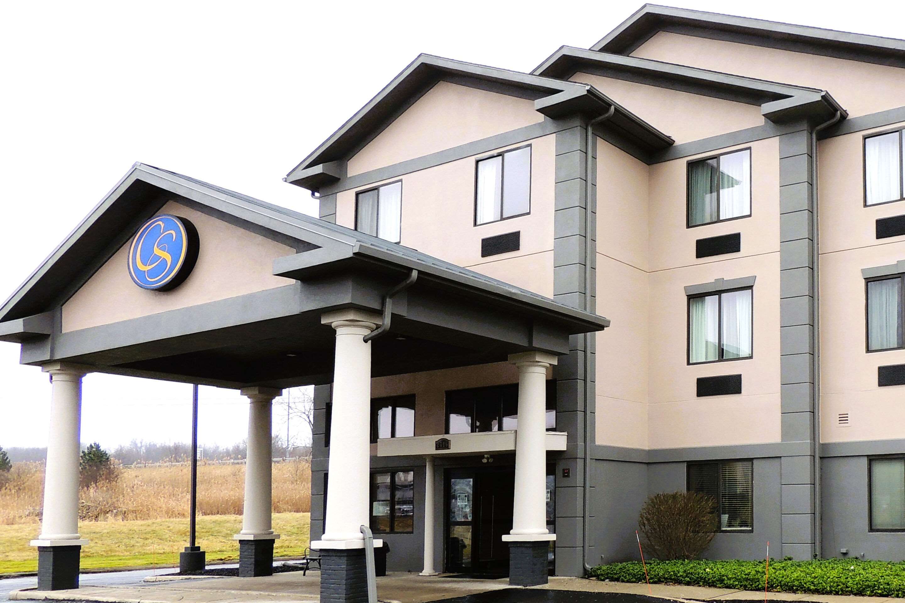 Hotel entrance | Comfort Suites Twinsburg