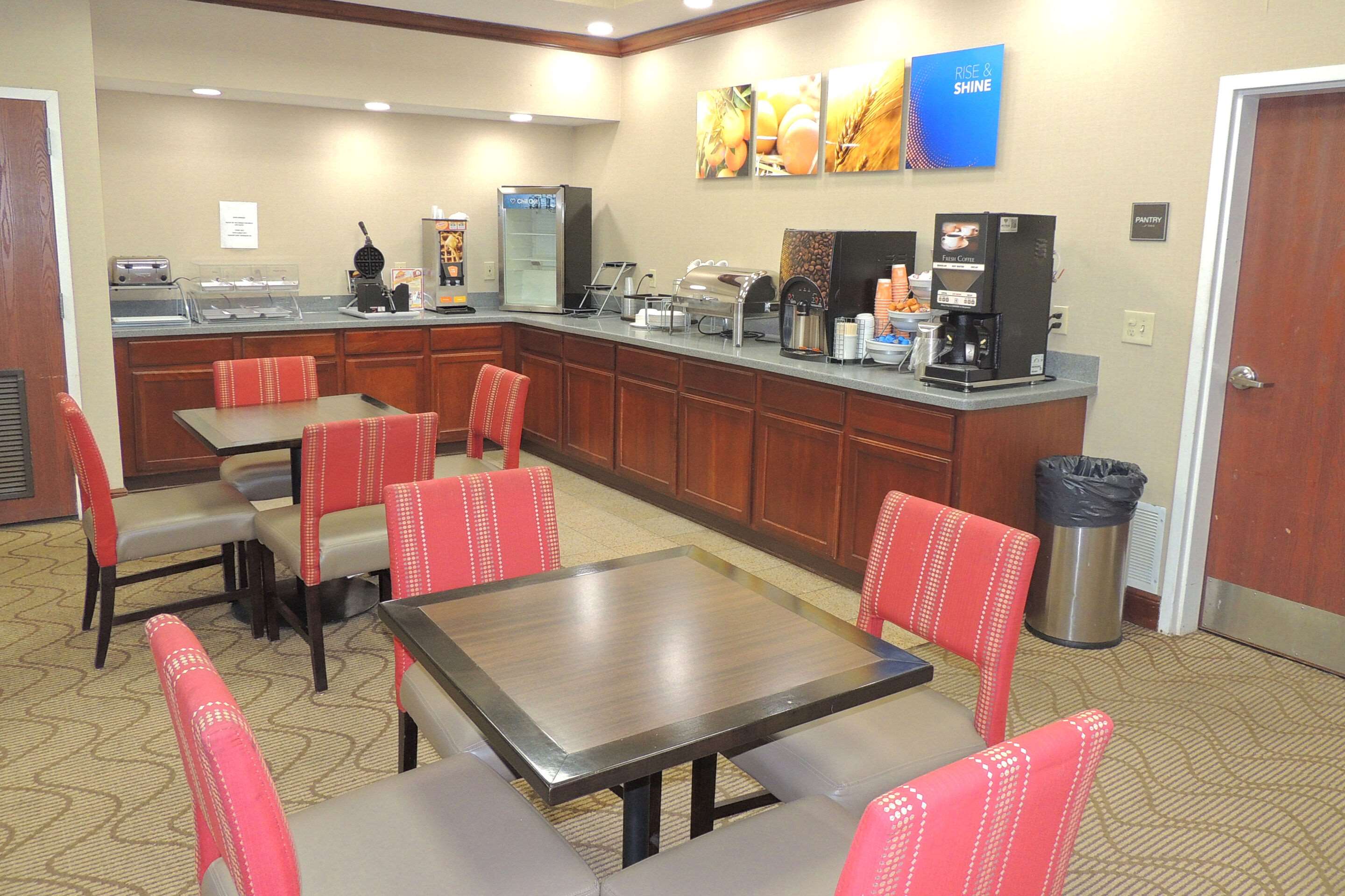 Breakfast area | Comfort Suites Twinsburg