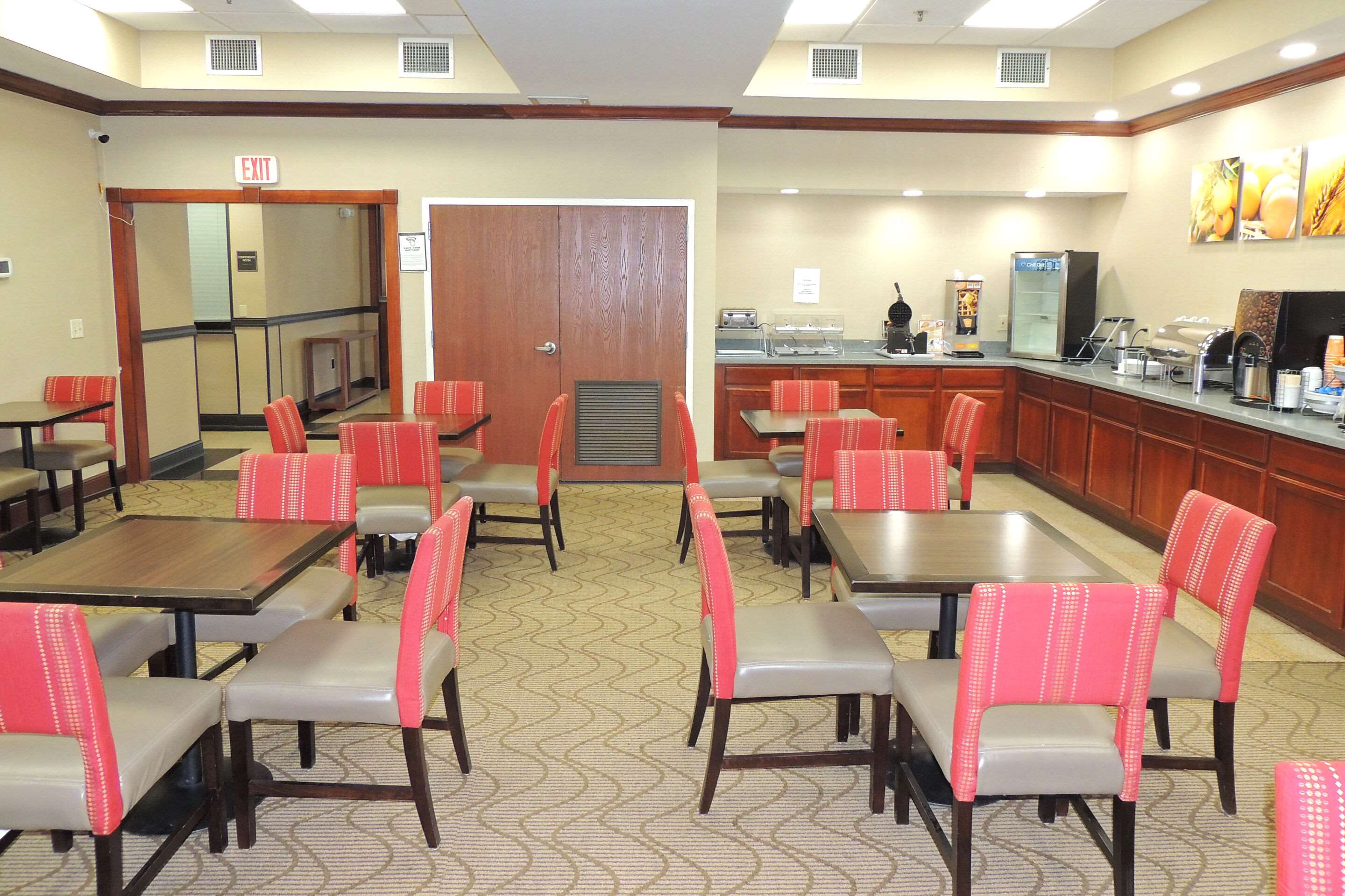 Breakfast area | Comfort Suites Twinsburg