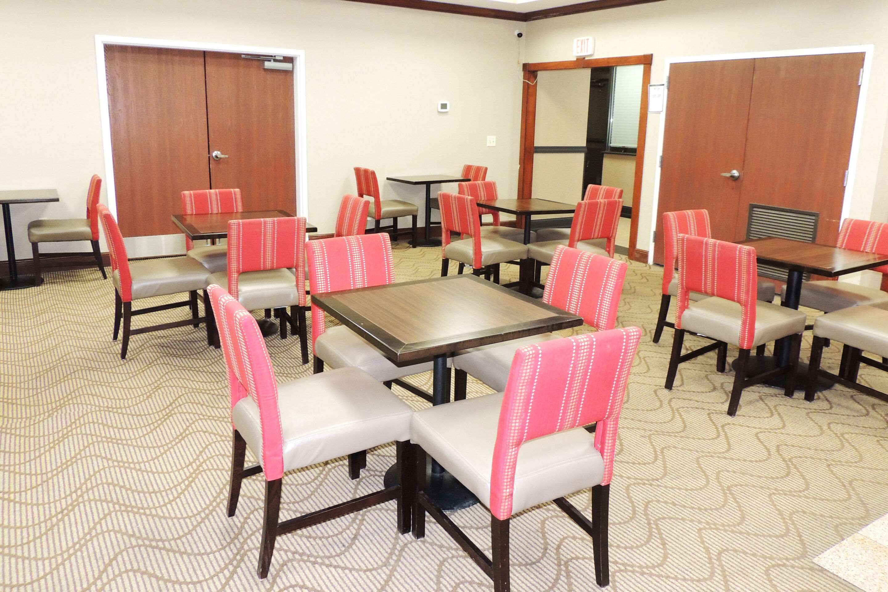 Breakfast area | Comfort Suites Twinsburg