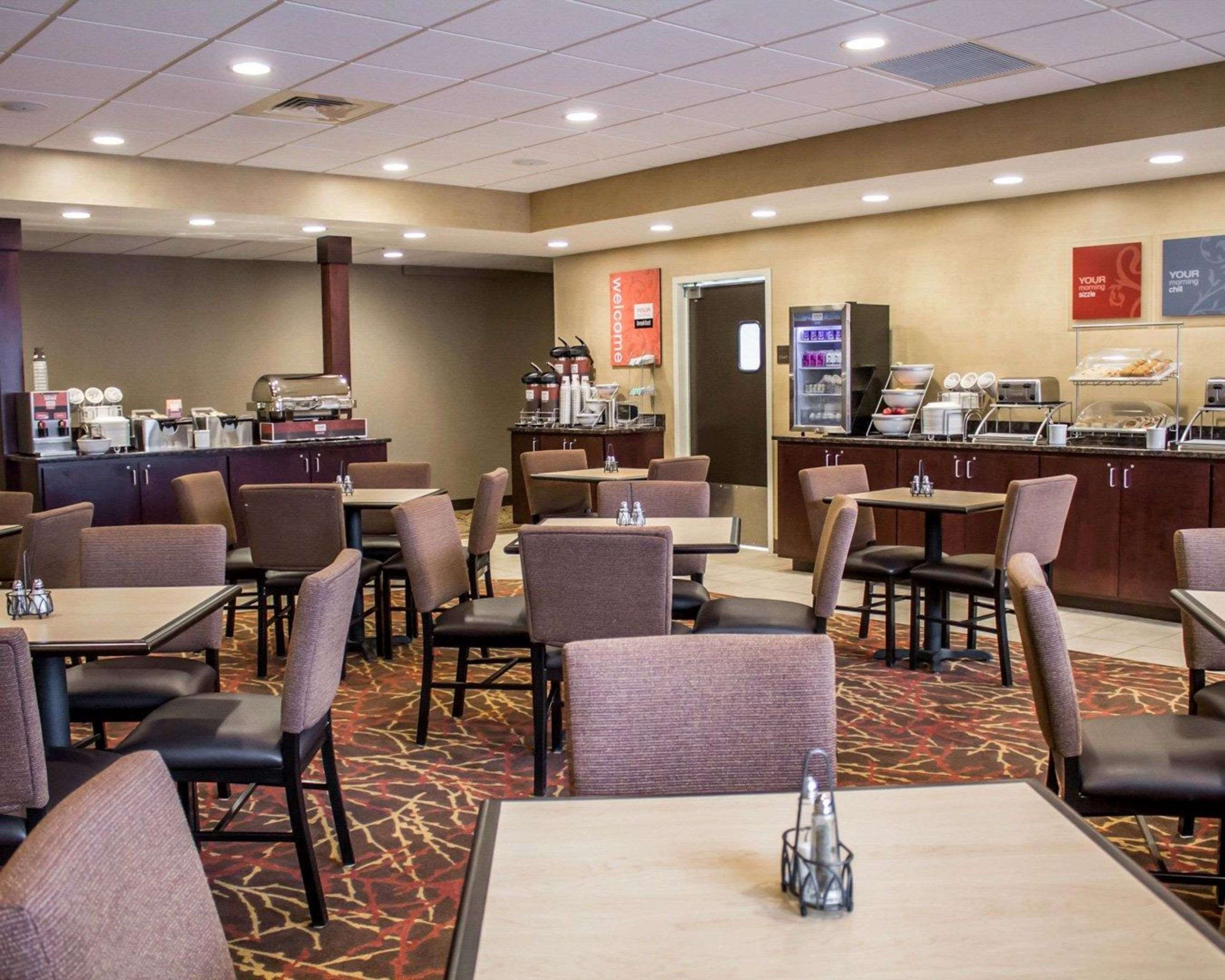 Enjoy breakfast in this spacious area | Comfort Inn & Suites