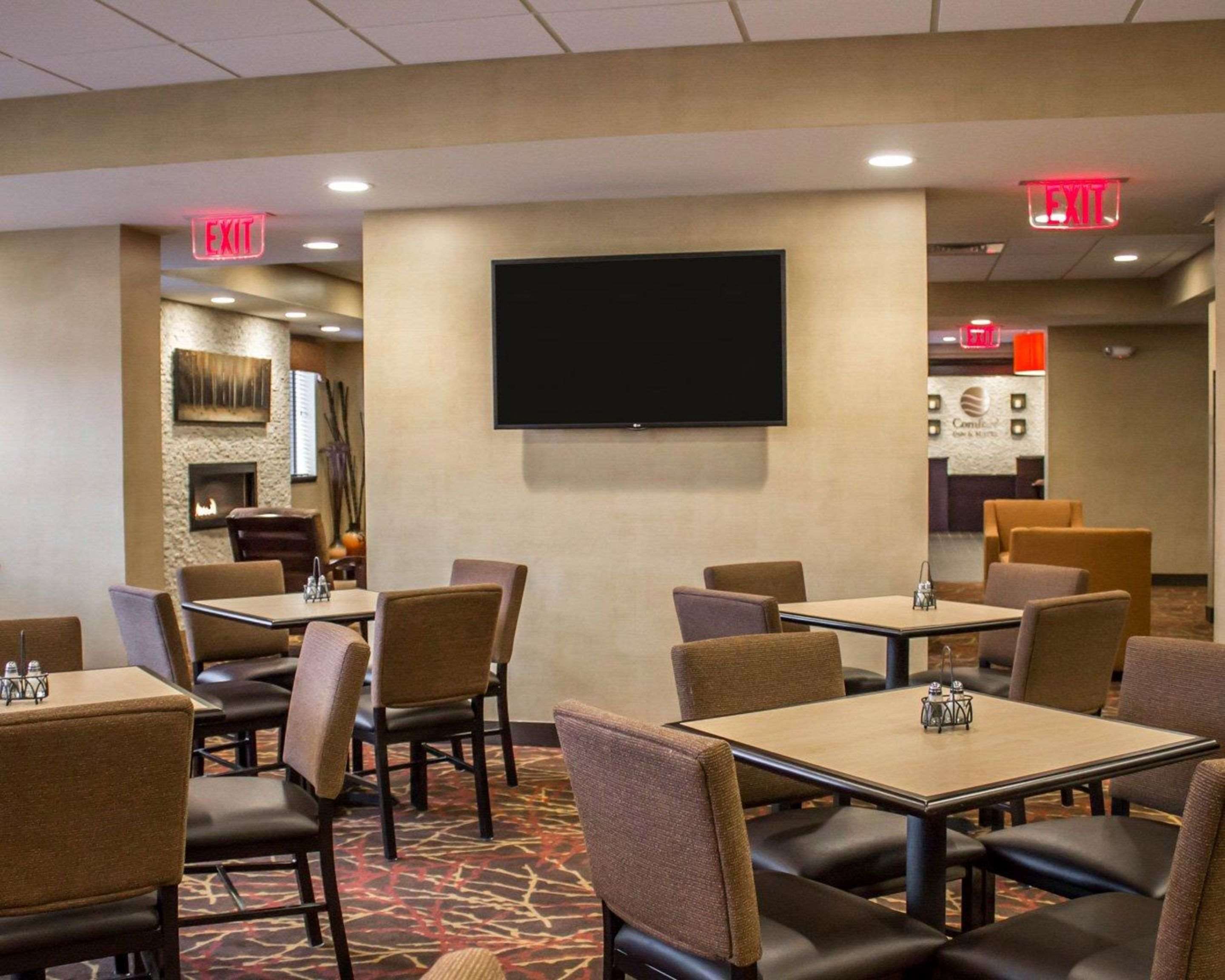 Breakfast area | Comfort Inn & Suites
