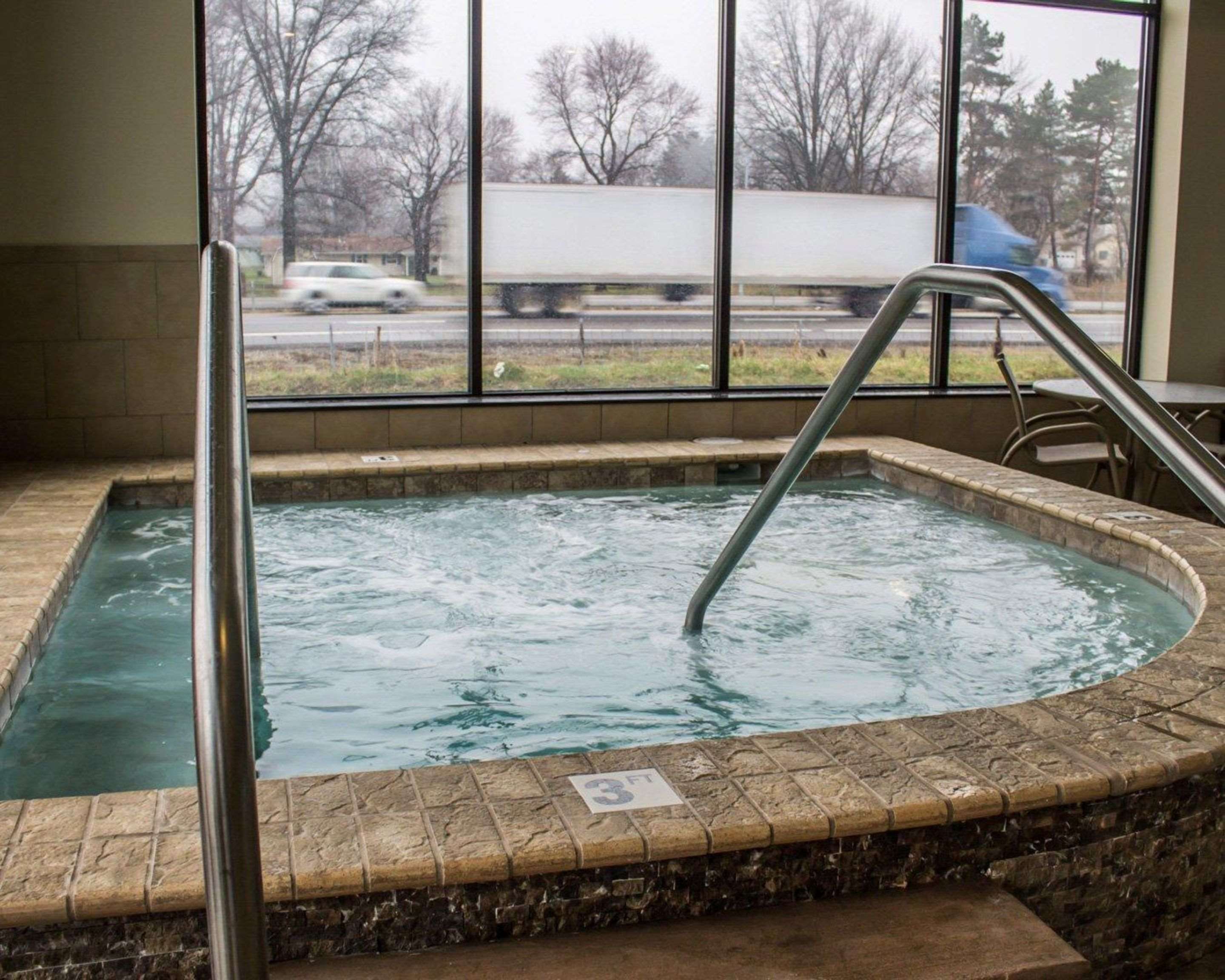 Indoor hot tub | Comfort Inn & Suites
