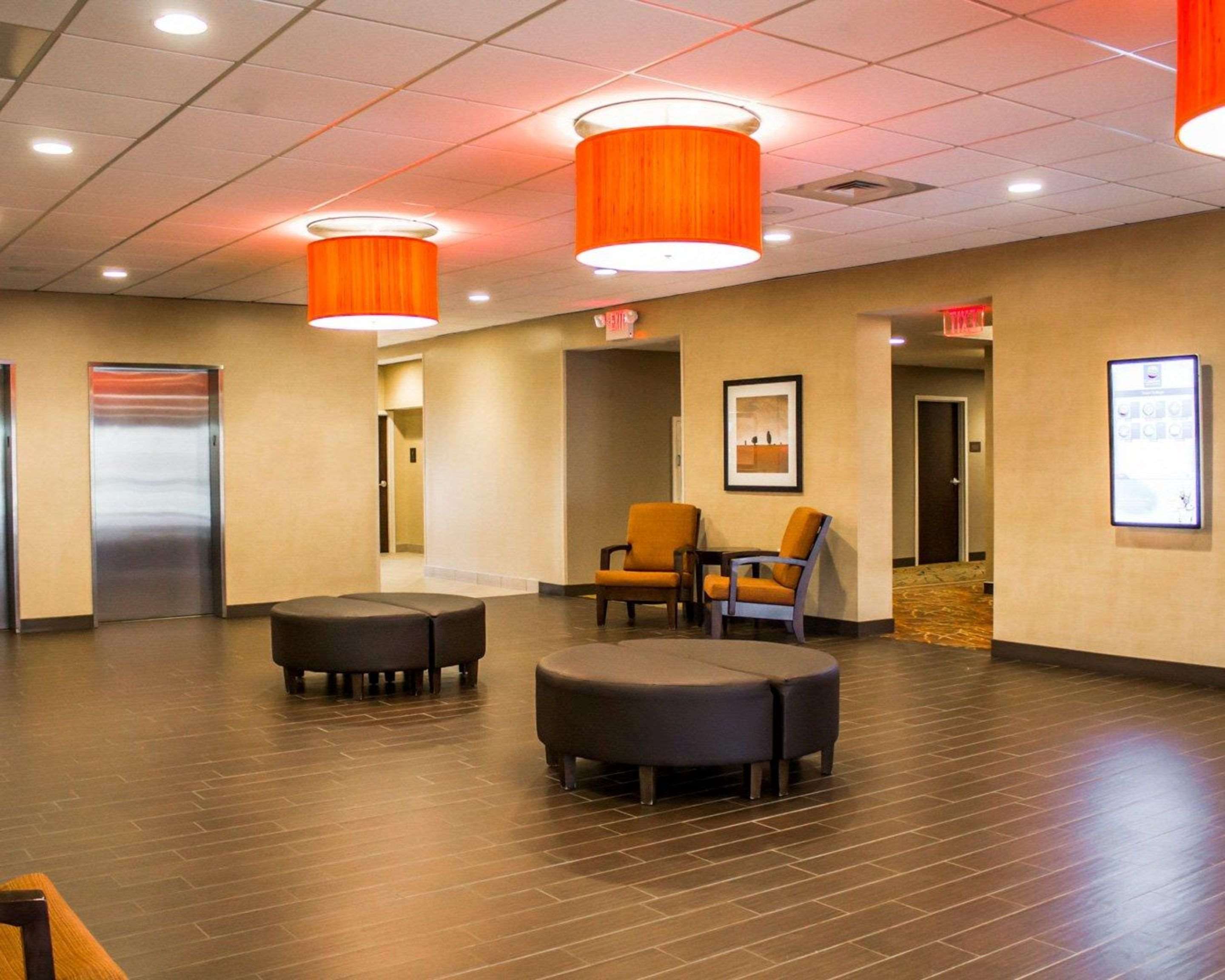 Sitting area | Comfort Inn & Suites