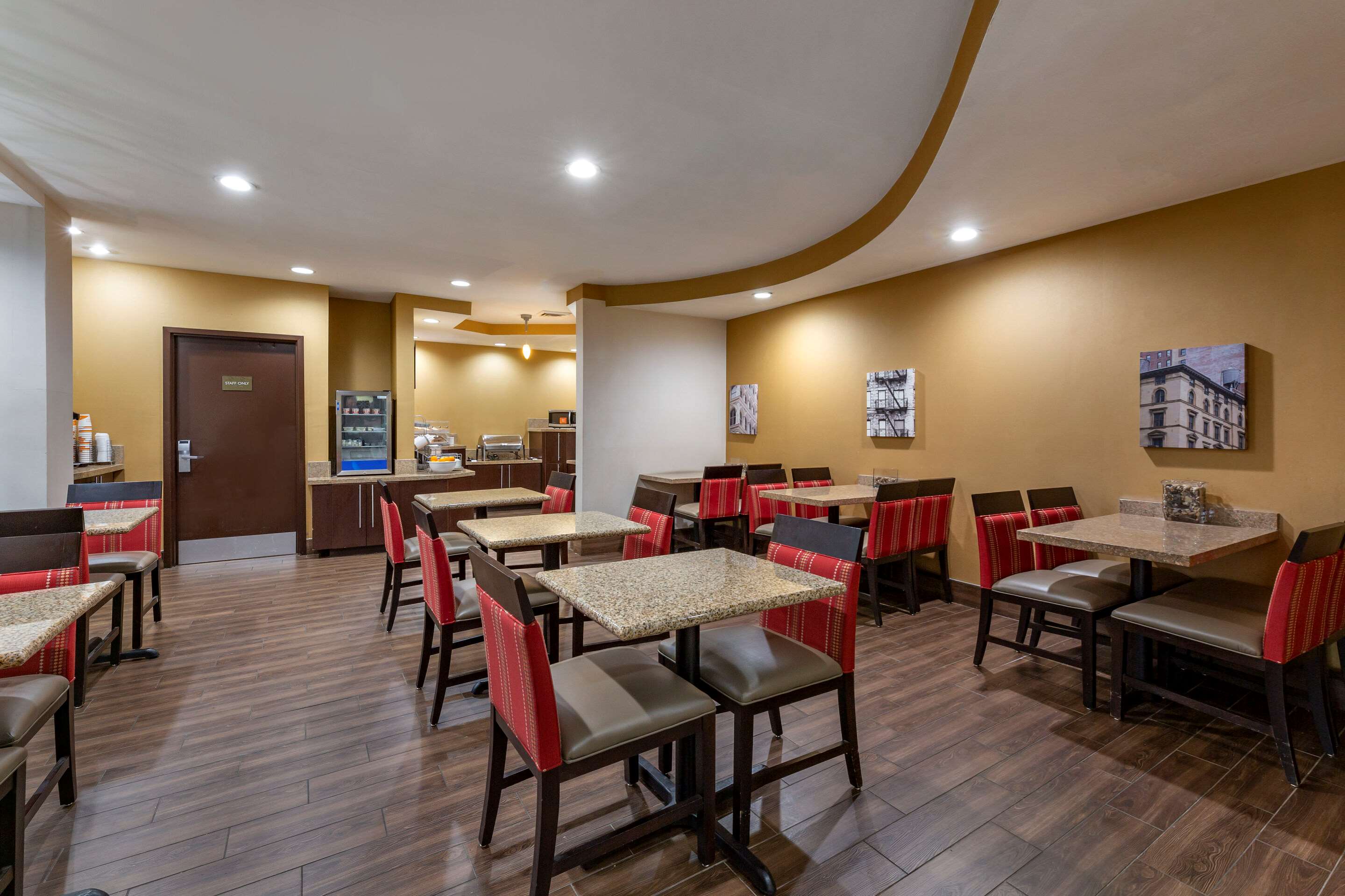 Enjoy breakfast in this seating area | Comfort Suites Perrysburg - Toledo South