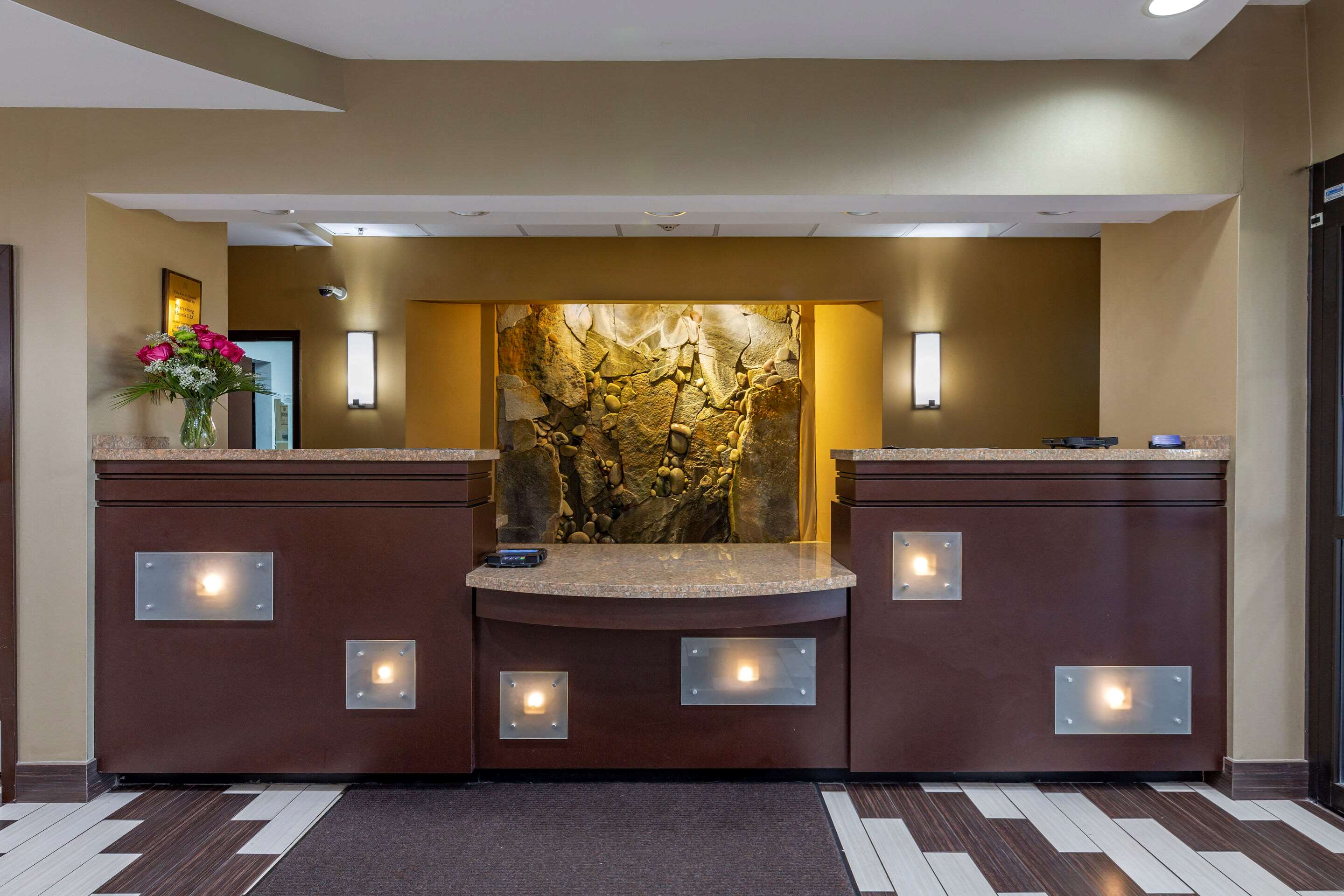 Front desk | Comfort Suites Perrysburg - Toledo South