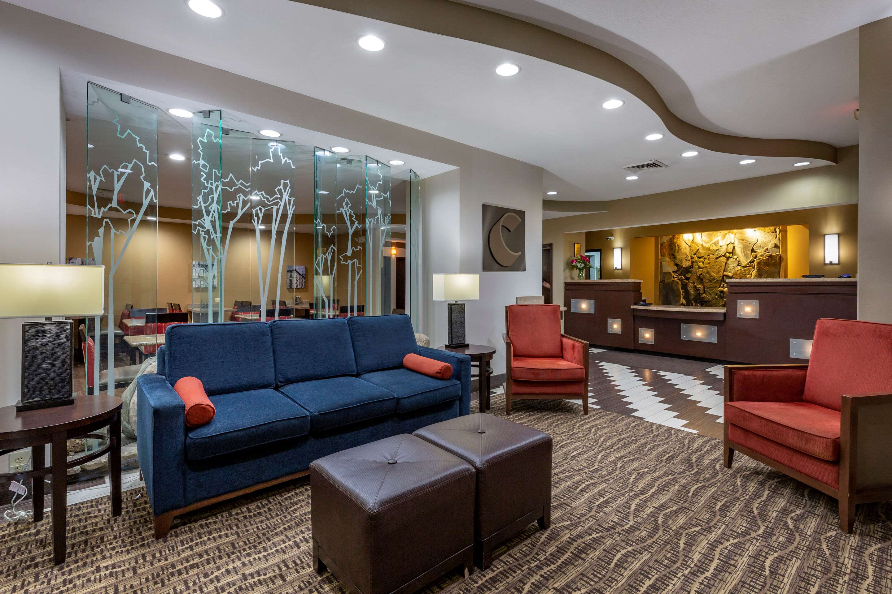 Lobby with sitting area | Comfort Suites Perrysburg - Toledo South