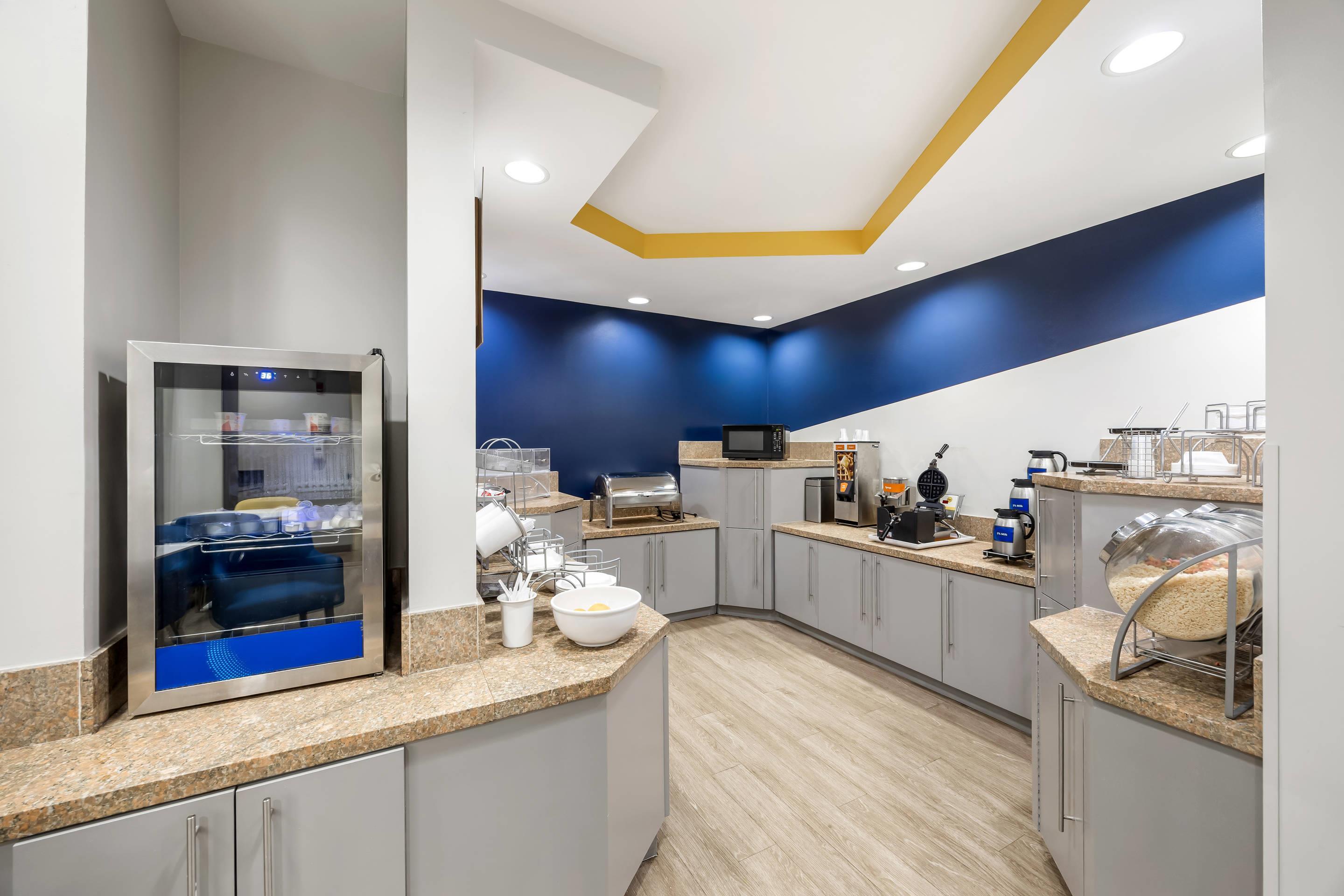 Breakfast area | Comfort Suites Perrysburg - Toledo South