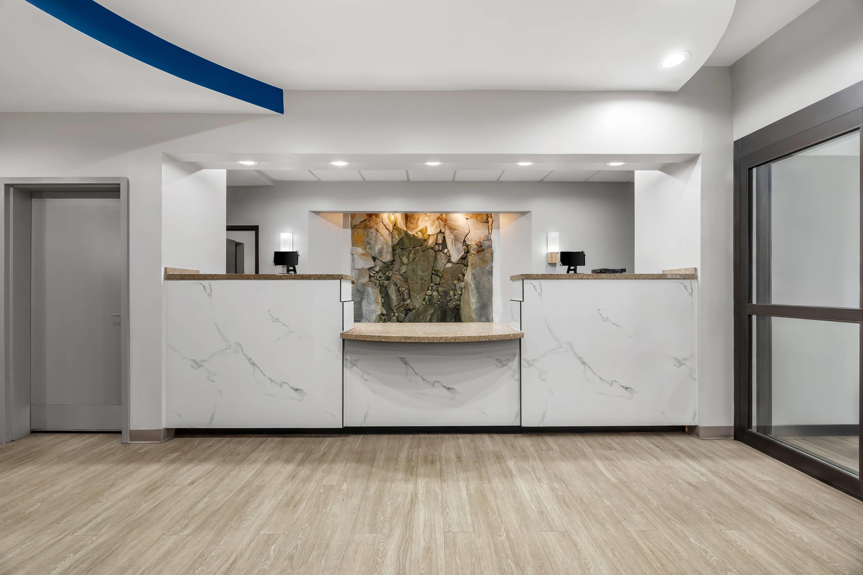 Front desk | Comfort Suites Perrysburg - Toledo South