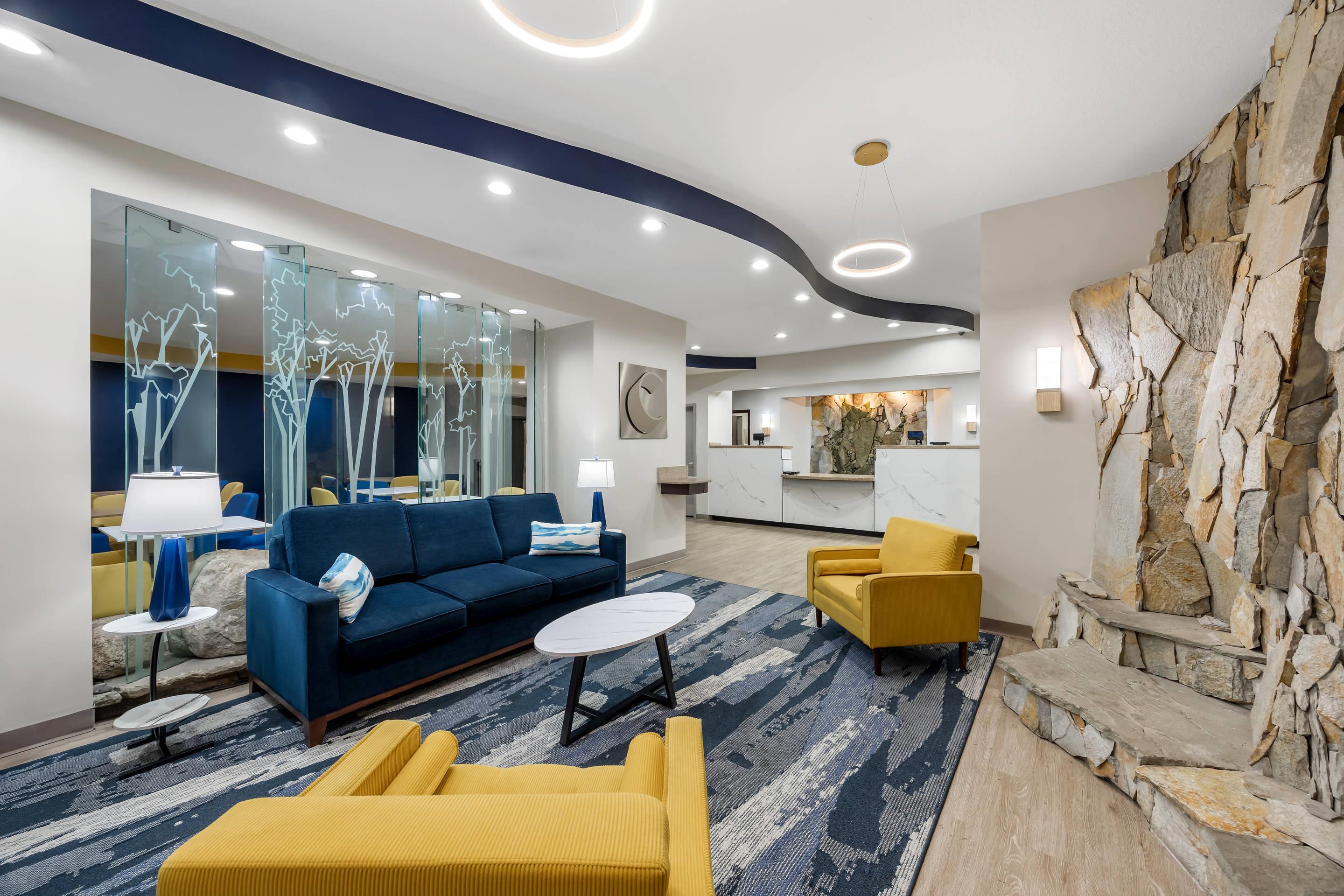 Lobby with sitting area | Comfort Suites Perrysburg - Toledo South