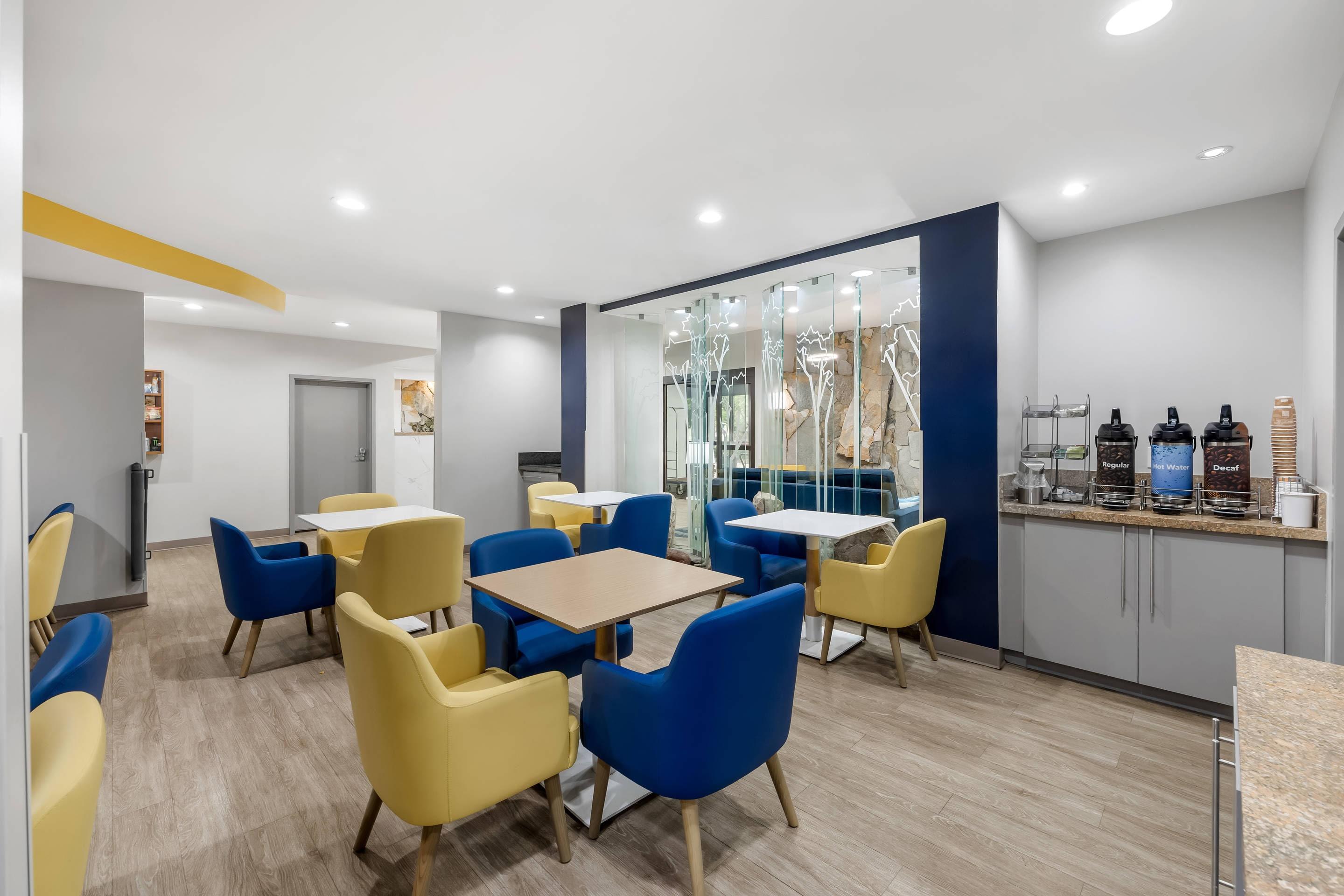 Breakfast area | Comfort Suites Perrysburg - Toledo South
