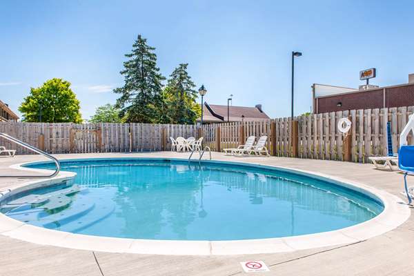 Pool - Quality Inn Findlay - I-75, Exit 159
