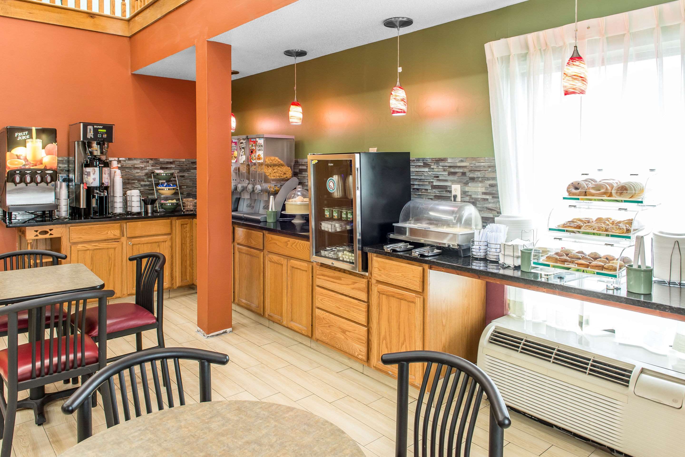Breakfast area | Quality Inn & Suites Columbus West - Hilliard