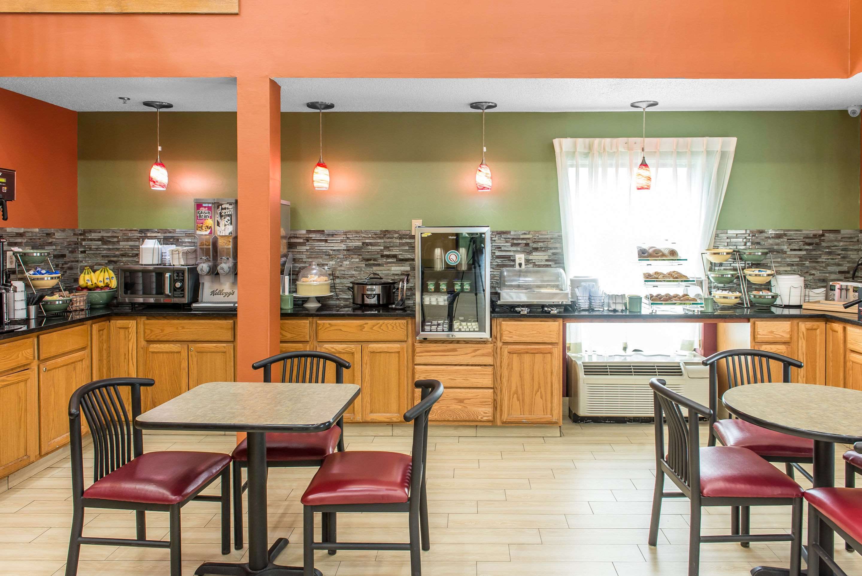 Breakfast area | Quality Inn & Suites Columbus West - Hilliard