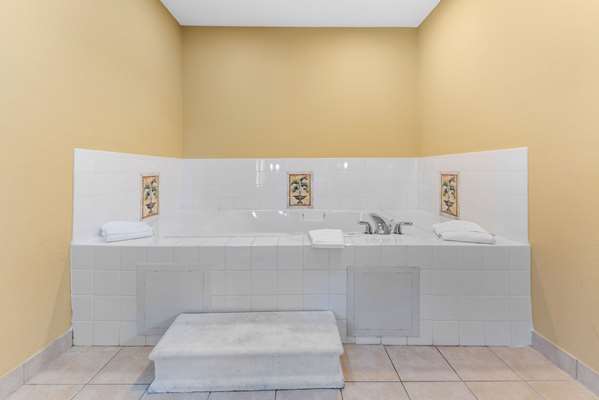  - Comfort Suites Findlay - I-75, Exit 161