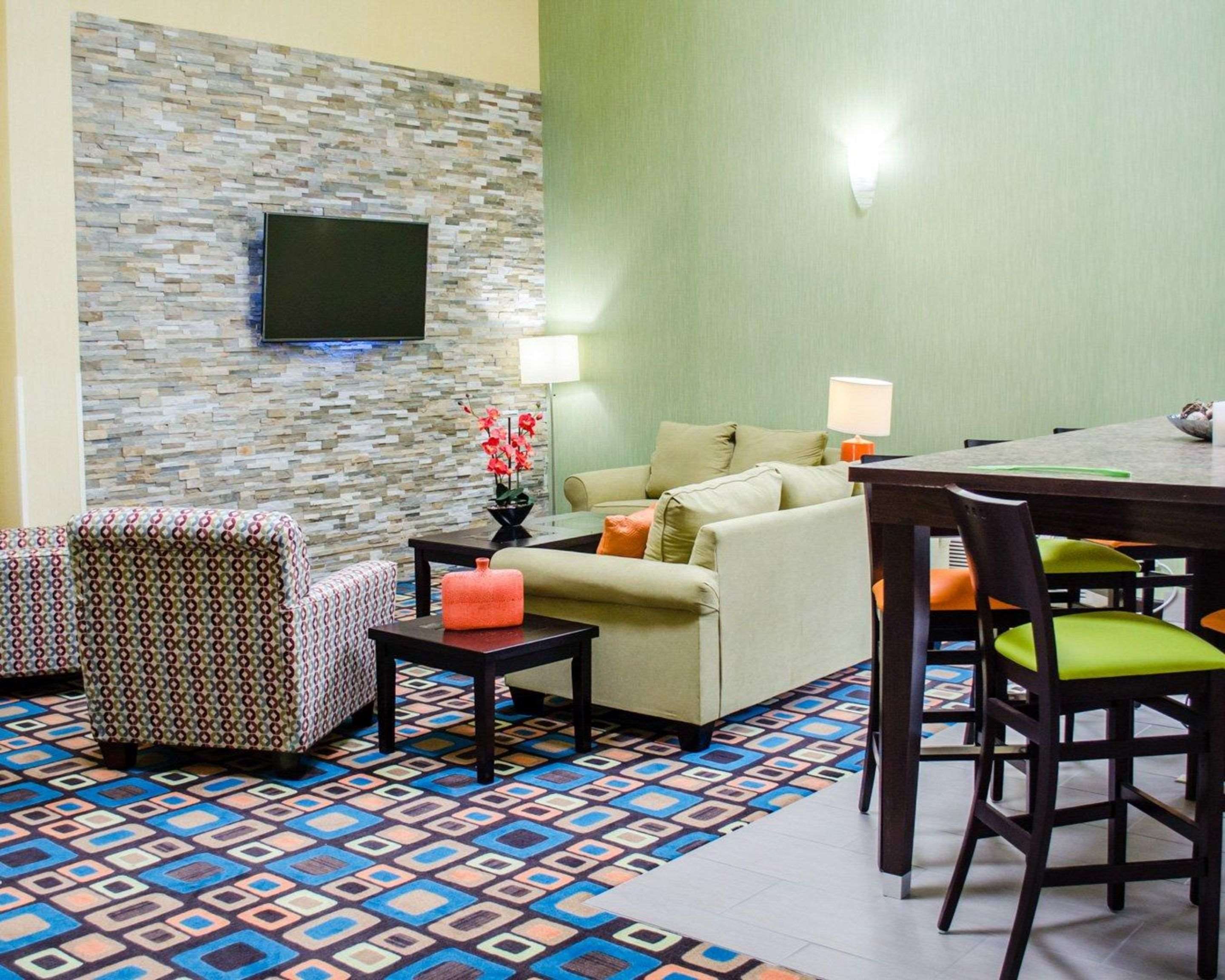 Beautifully decorated hotel | Quality Inn & Suites Medina - Akron West