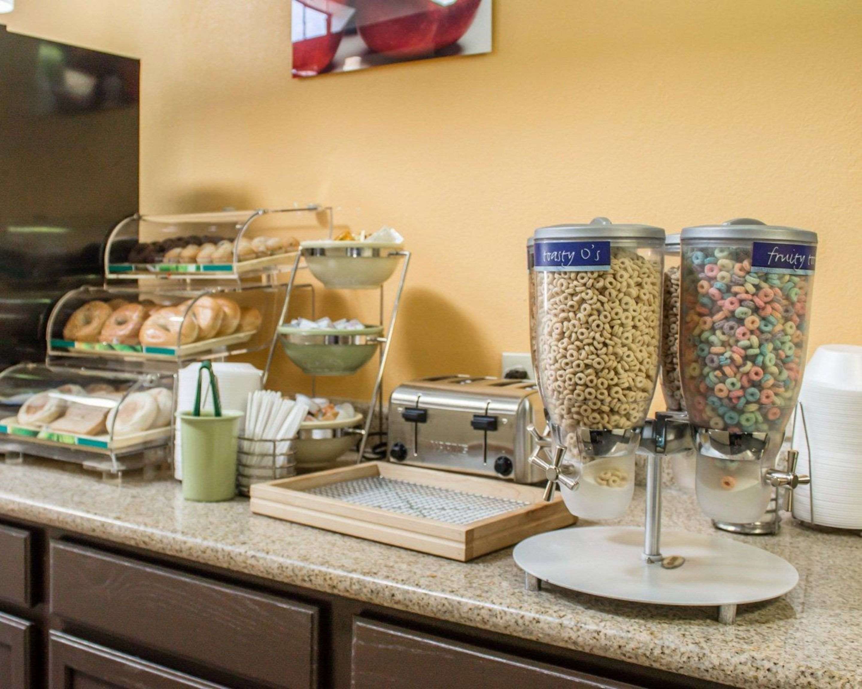 Breakfast counter | Quality Inn & Suites Medina - Akron West