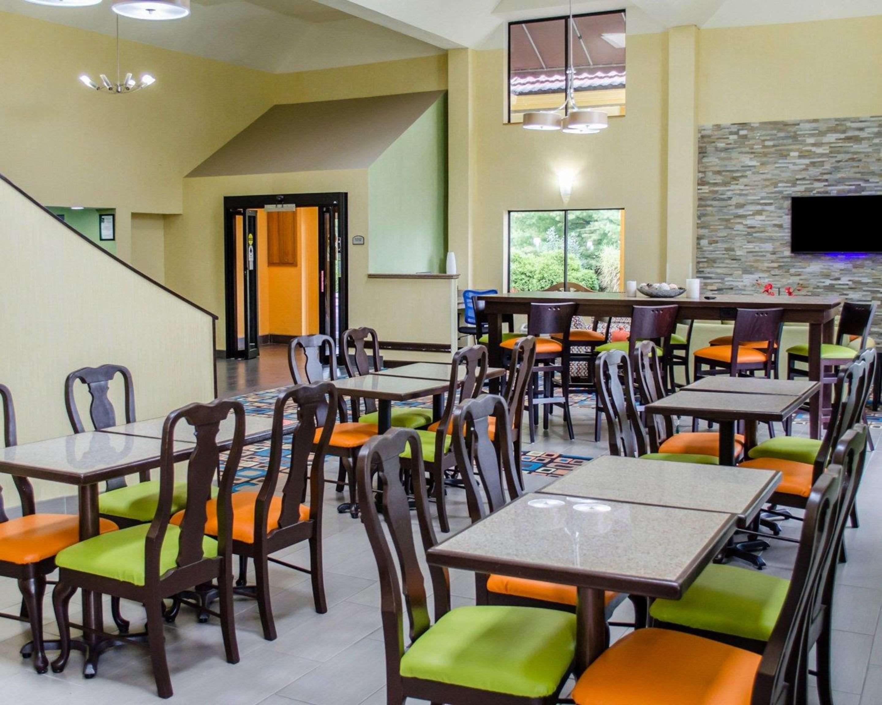 Enjoy breakfast in this seating area | Quality Inn & Suites Medina - Akron West