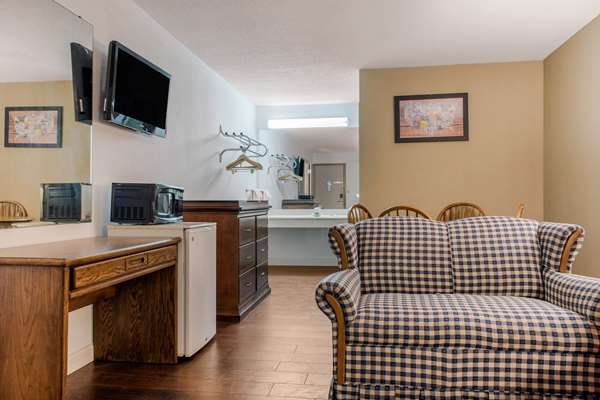  - Econo Lodge Airport Holland - I-475, Exit 8