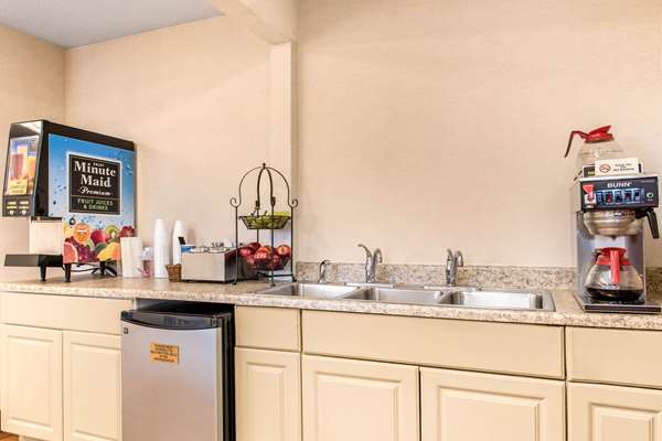 Amenities - Econo Lodge Airport Holland - I-475, Exit 8